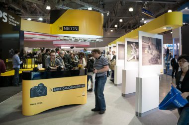 ziyaretçiler yeni ürünleri nikon kürsüye bakmak.