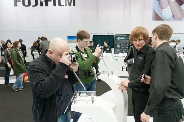 Fotógrafos examinan Fujifilm X-Pro1 —  Fotos de Stock