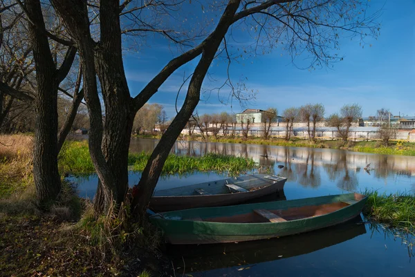 Podzimní pohled blízko řeky — Stock fotografie