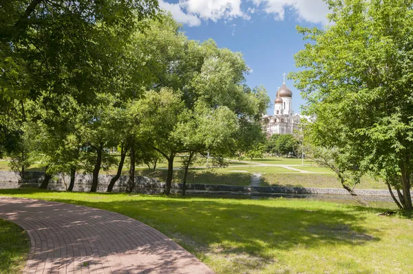 View on church in the park — Stock Photo, Image