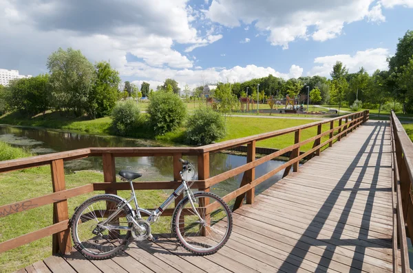 Fahrrad auf der Brücke — Stockfoto