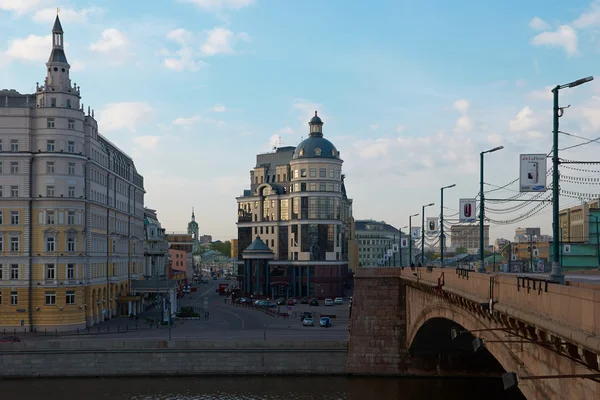 Kijk op balchug straat in Moskou — Stockfoto