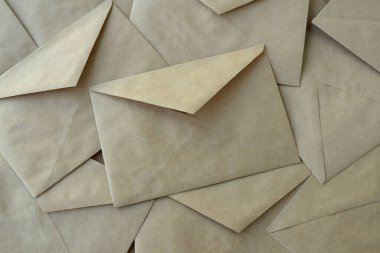 Zarf arkaplan, bir sürü kahverengi kraft kağıt zarflar masanın üzerinde, üst görünüm