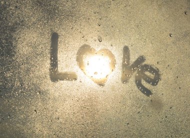 Aşk kelimesi, şekilli kalp sis camında parmak ile çizilir. Sevgililer Günü, Sevgililer Günü kartı