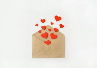 Sevgililer Günü. Bir zarf ve kırmızı kalpler. 14 Şubat. Sevgililer Günü tebrik kartı.