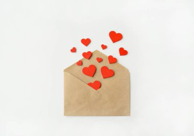Sevgililer Günü. Bir zarf ve kırmızı kalpler. 14 Şubat. Sevgililer Günü tebrik kartı.