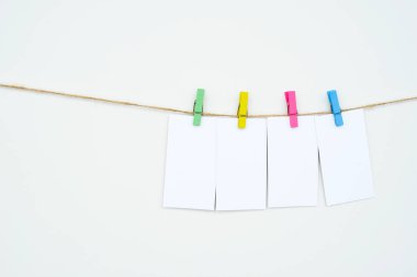 dört boş beyaz kart renk mandallarına asılıyor, metin, etiket, kelime dört harfli, model