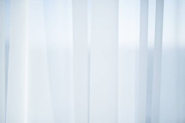 Pencerede organza şifondan yapılmış şeffaf perdeler, arkaplan dokusu