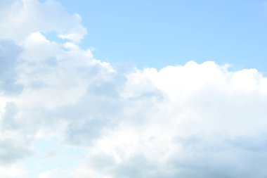 Mavi gökyüzünde beyaz bulutlar. Kümülüs bulutları. Güneşli havalarda yağmurdan önce güzel gökyüzü