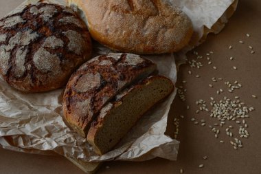 Taze ekmek. Ekmek çeşitleri. Doğal çavdar, ev yapımı buğday ekmeği, ev yapımı fırın. Sağlıklı yemek.