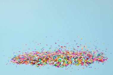 Mavi arka planda renkli konfeti kopyalama alanı. Doğum günü için arka plan, Anneler Günü, Paskalya, parti