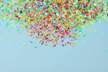 Açık mavi arka planda renkli konfeti. Sevimli şenlik arkaplanı