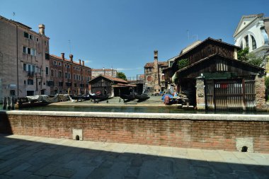 Venedik. San Trovaso tersanesi ya da rıhtım filosu. Gondol tamirhanesi geleneksel Venedik teknelerini tamir ediyor. Manga di San Trovaso. Venedik manzarası