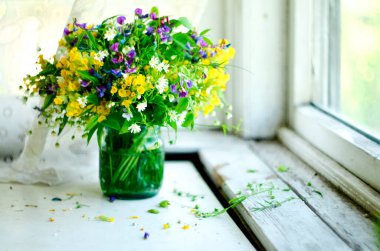 Masada taze bahar çiçeği otları var. Mutlu anneler günü kartı. Vahşi orman çiçekleri