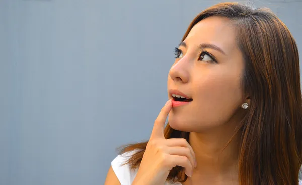 Gyönyörű fiatal ázsiai nő gondolkodás Stock Kép