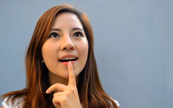 Schöne junge asiatische Frau denken — Stockfoto