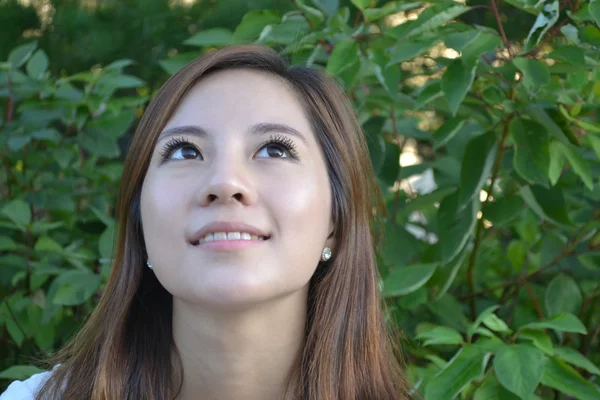 Красивая молодая азиатка думает: — стоковое фото