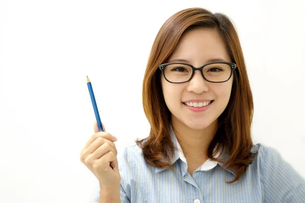 Mulher sorridente com uma caneta — Fotografia de Stock