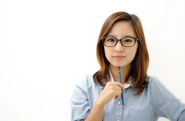 Lächelnde Frau mit Stift — Stockfoto