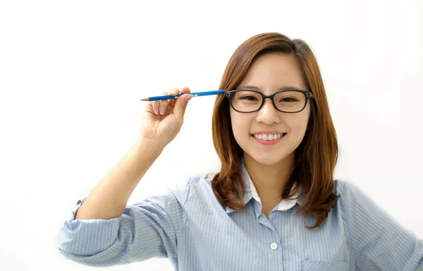 Mulher sorridente com uma caneta — Fotografia de Stock