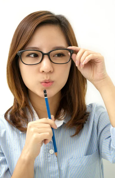 Donna sorridente con una penna — Foto Stock