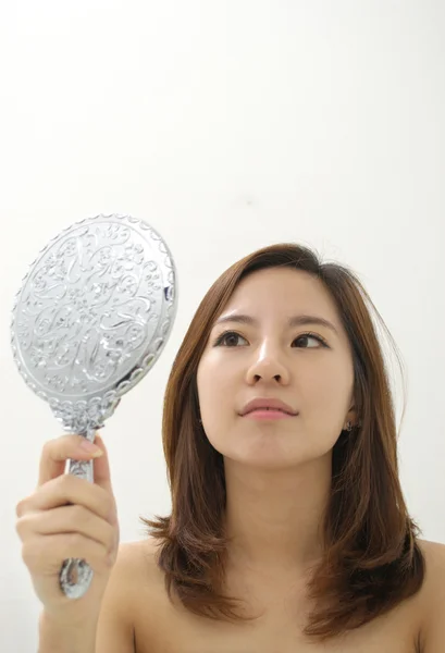 Vrouw kijkt naar haar spiegelbeeld Rechtenvrije Stockafbeeldingen