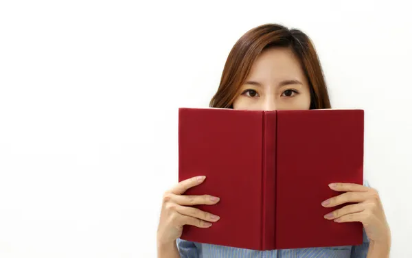 Güzel Asyalı kadın kitap okuyor. Stok Fotoğraf