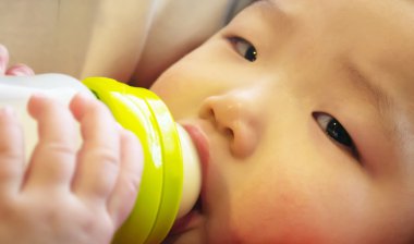 onun şişe içki kız bebek