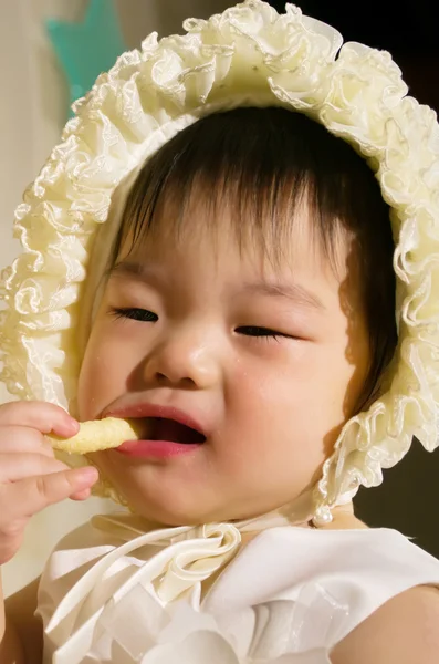 Carino poco asiatico ragazza mangiare snack — Foto Stock