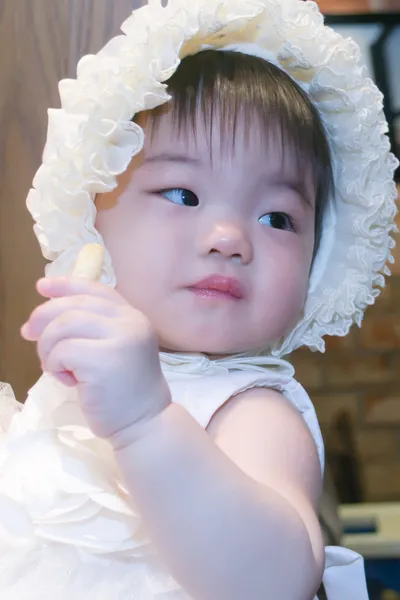 Ładny asian dziewczynka jedzenie przekąska — Zdjęcie stockowe