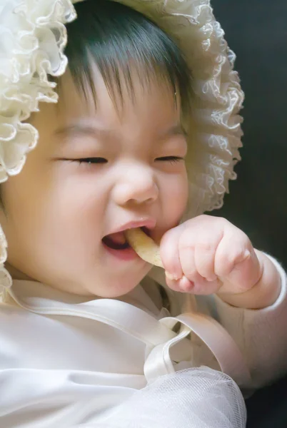 Carino poco asiatico ragazza mangiare snack — Foto Stock