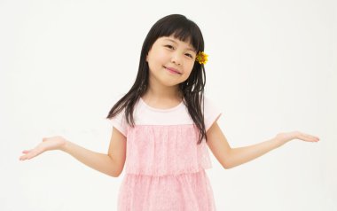 Mutlu küçük kız beyaz arka planda