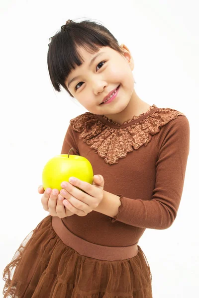 Lindo asiático chico con un manzana —  Fotos de Stock