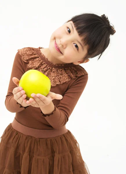 Милый азиатский ребенок с яблоком — стоковое фото