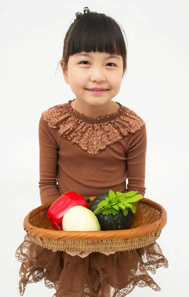 Kleines Mädchen mit Korb — Stockfoto