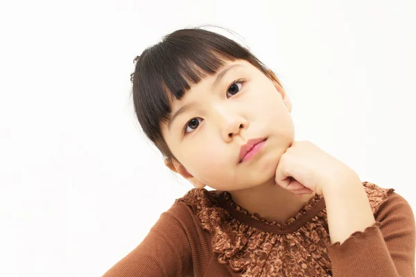 아름 다운 어린 소녀 그녀의 손에 그녀의 턱을 휴식 — 스톡 사진