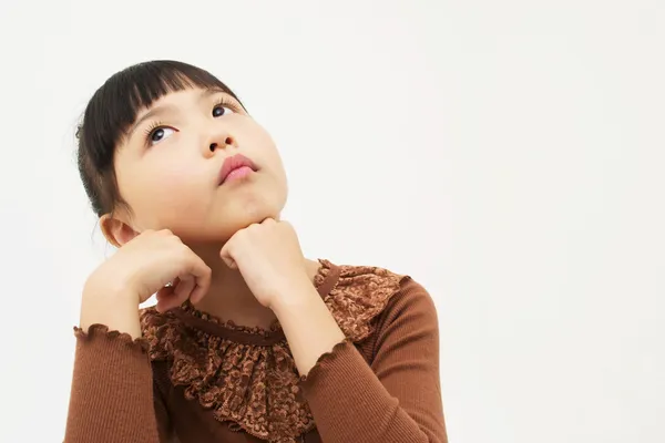 Beautiful little young girl rest her chin on her hands — Stock Photo, Image