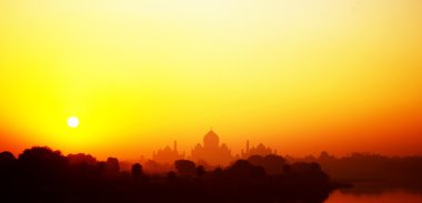 gün batımında Taj mahal