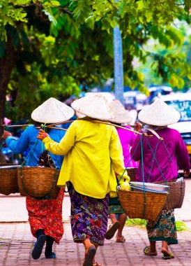 Kadınlar satmak için sepet sepet meyve ve kuru et taşıyorlar. 