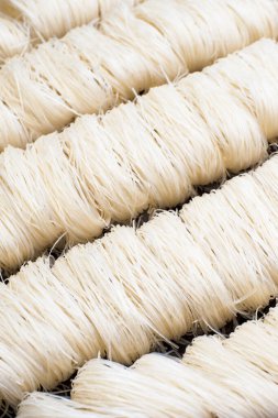 Ev yapımı kurutulmuş beyaz pirinç eriştesi.