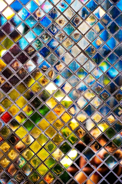 カラフルなグランジモザイクガラスの壁の背景 — ストック写真