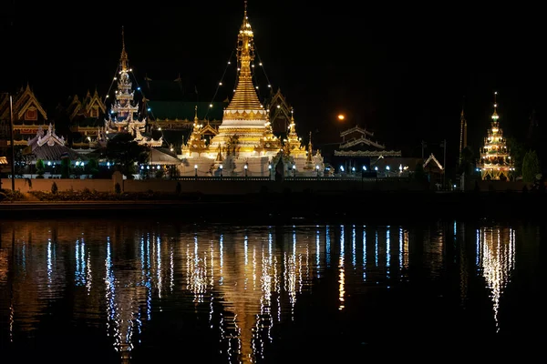 Νυχτερινή Άποψη Του Ναού Στο Mae Hong Son Ταϊλάνδη — Φωτογραφία Αρχείου