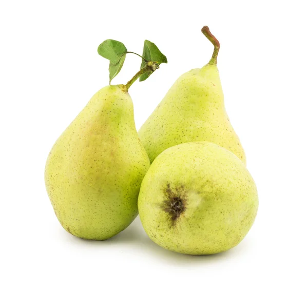 Päron med grönt blad — Stockfoto