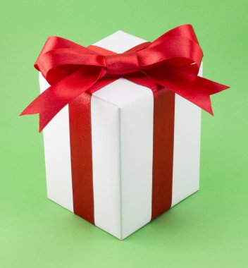 Kırmızı kurdeleli beyaz hediye kutusu