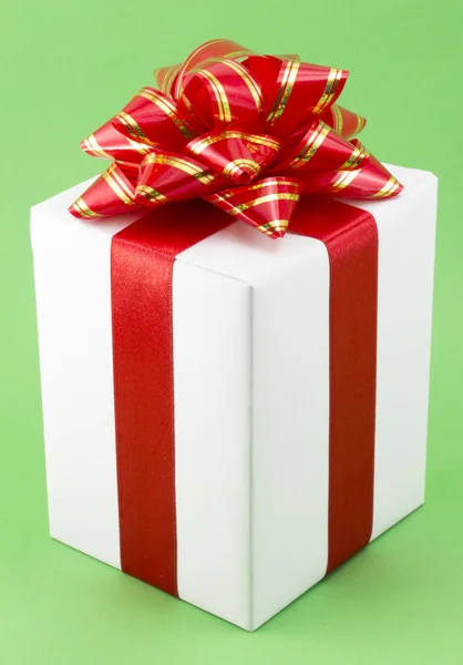 Caja de regalo blanca con cinta roja — Foto de Stock