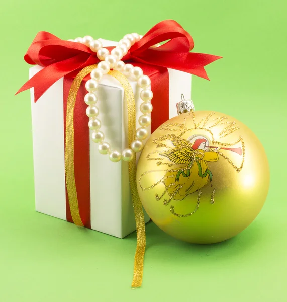 Witte geschenkdoos met rood lint strik en kerstballen — Stockfoto