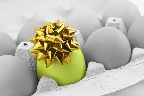 Yay ile renkli yumurta — Stok fotoğraf