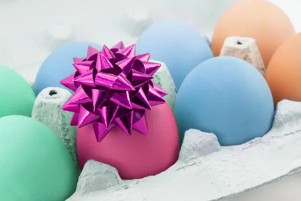 Farbiges Ei mit Schleife — Stockfoto