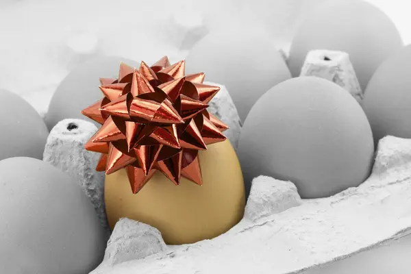 Цветное яйцо с луком — стоковое фото
