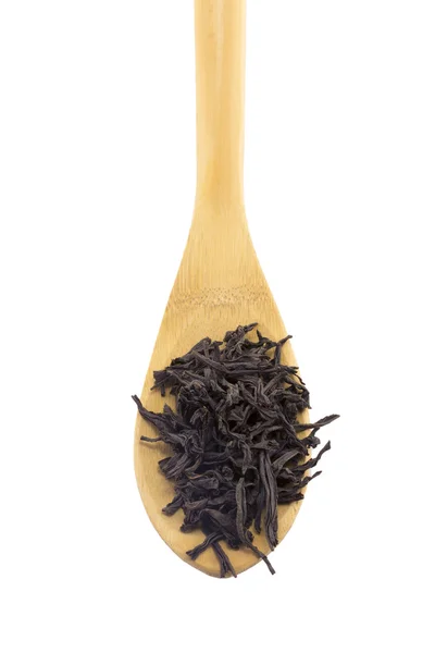 Holzlöffel schwarzer Tee — Stockfoto